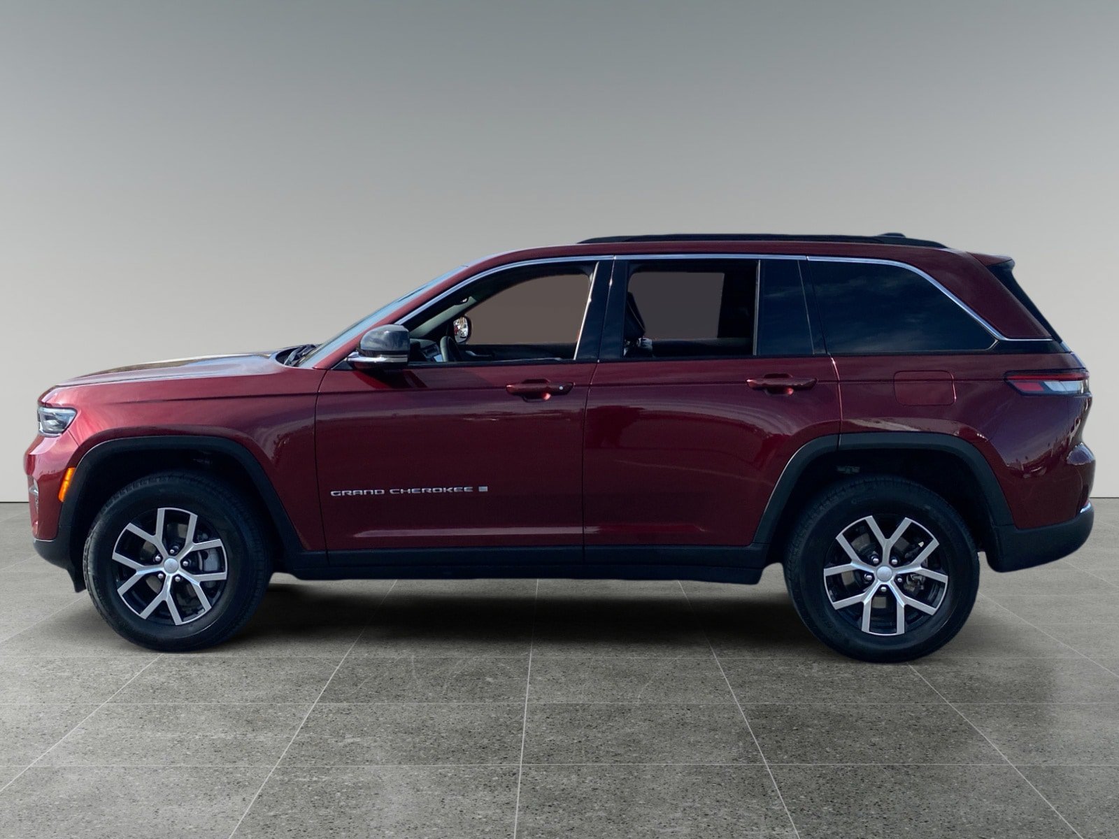 Used 2024 Jeep Grand Cherokee Limited AWD/4WD image 2