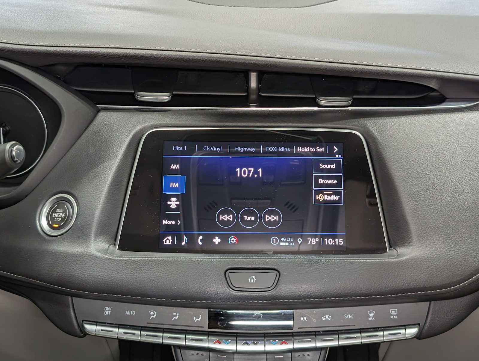Used 2023 Cadillac XT4 Luxury w/ Cold Weather Package AWD/4WD image 19