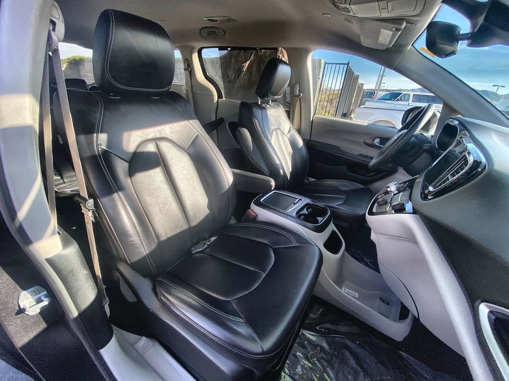 Used 2023 Chrysler Pacifica Touring-L image 27