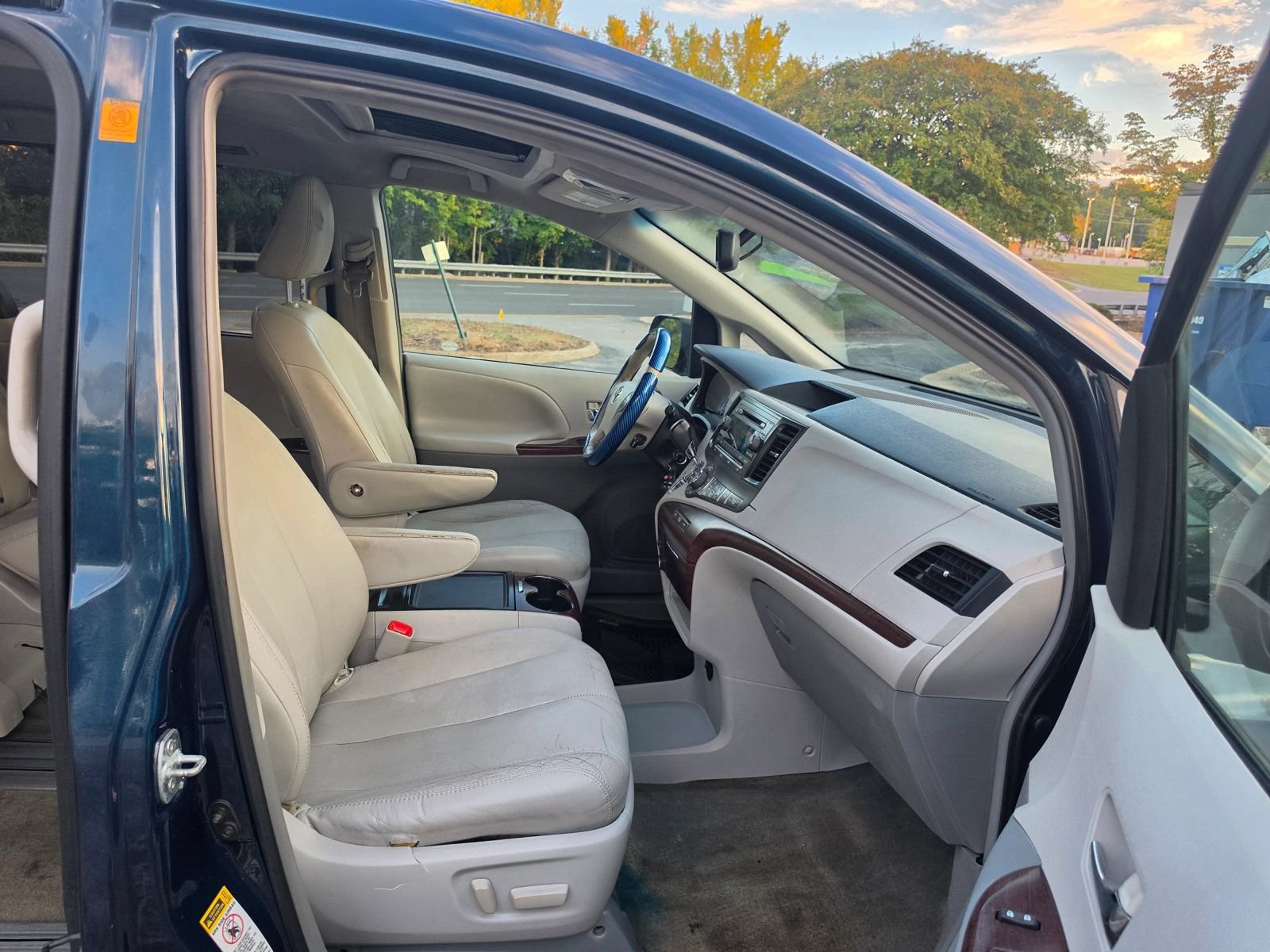 Used 2012 Toyota Sienna XLE FWD image 13