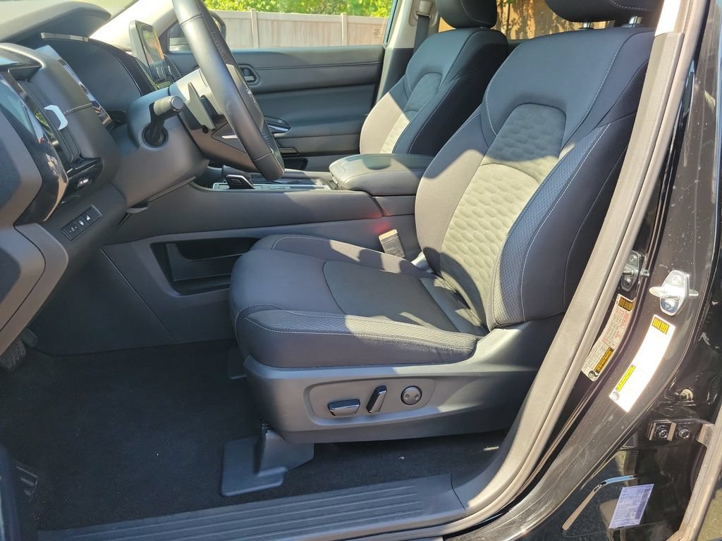 Used 2025 Nissan Pathfinder SV FWD image 19