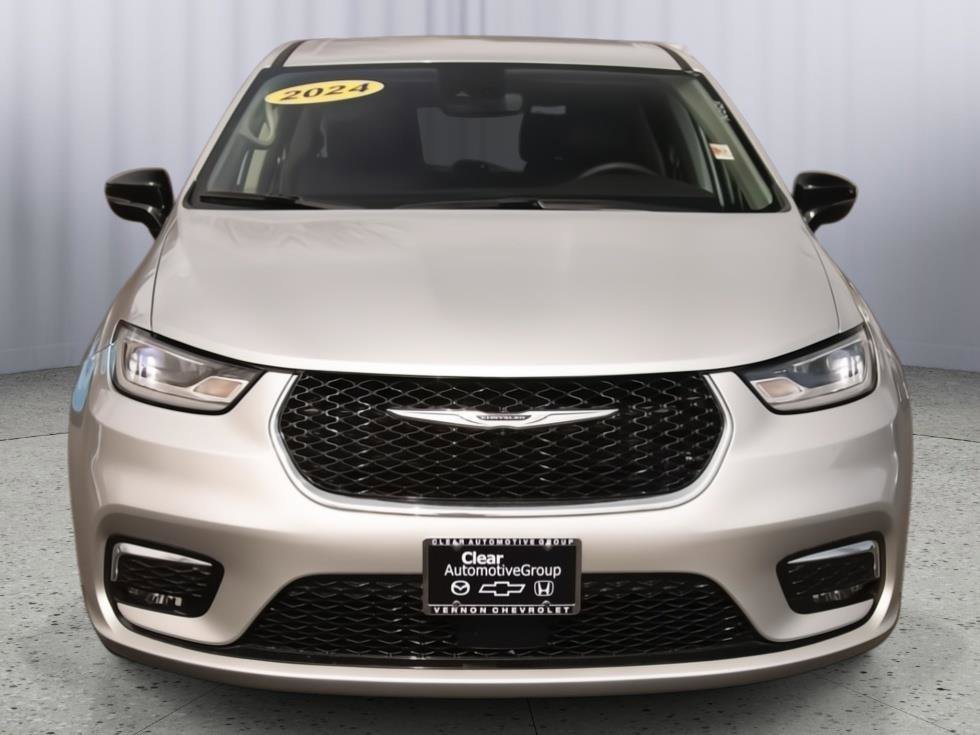 Used 2024 Chrysler Pacifica Touring-L image 22