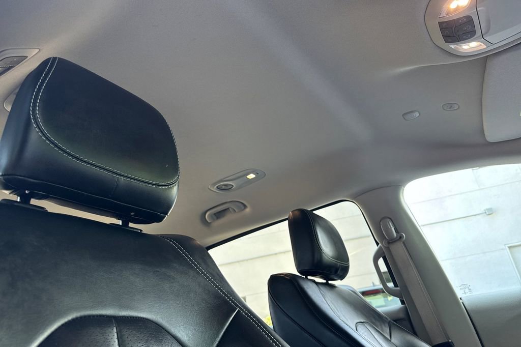Used 2023 Chrysler Pacifica Touring-L image 17