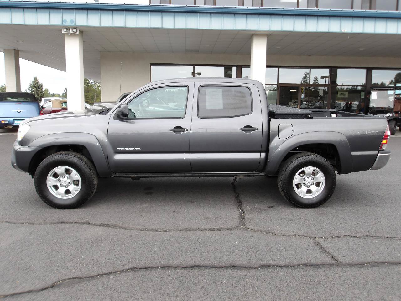 Used 2015 Toyota Tacoma 4x4 Double Cab w/ TRD Off-Road Package image 2