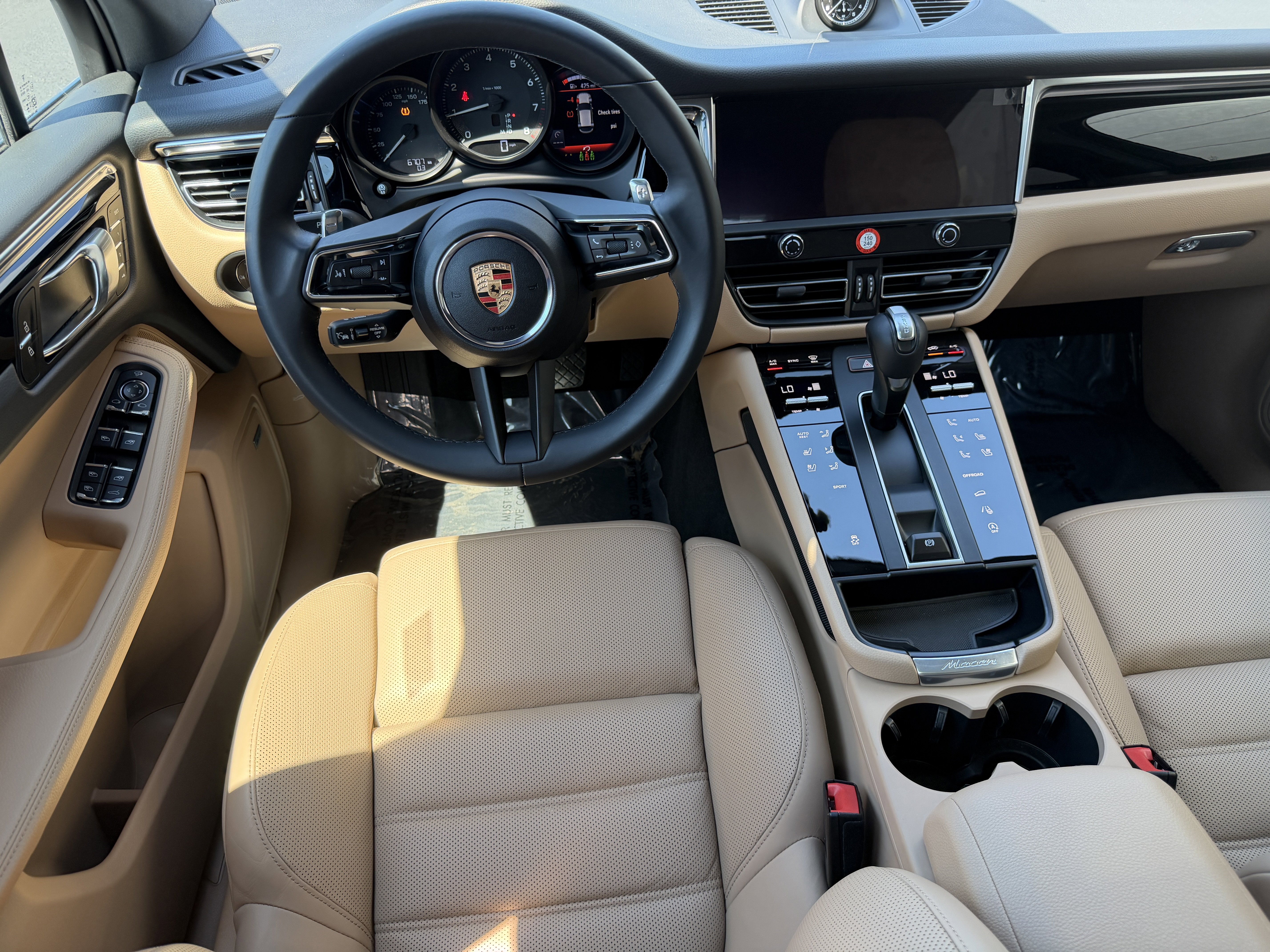 Certified 2025 Porsche Macan AWD/4WD image 18