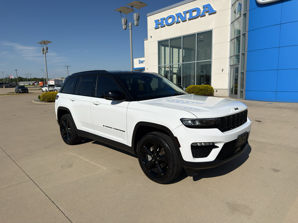Used 2023 Jeep Grand Cherokee Limited w/ Black Appearance Package AWD/4WD image 3