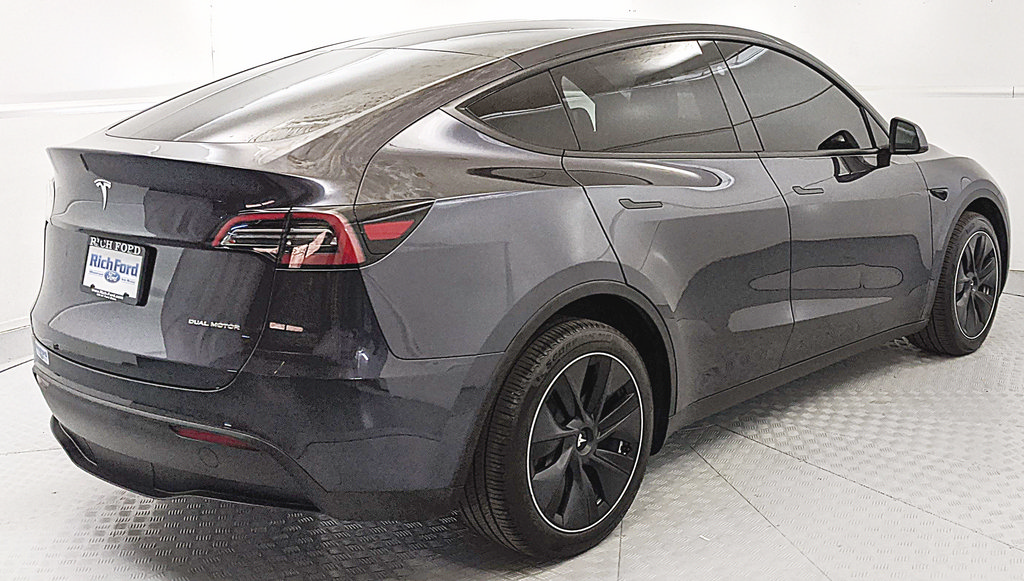 Used 2024 Tesla Model Y Long Range AWD/4WD image 3