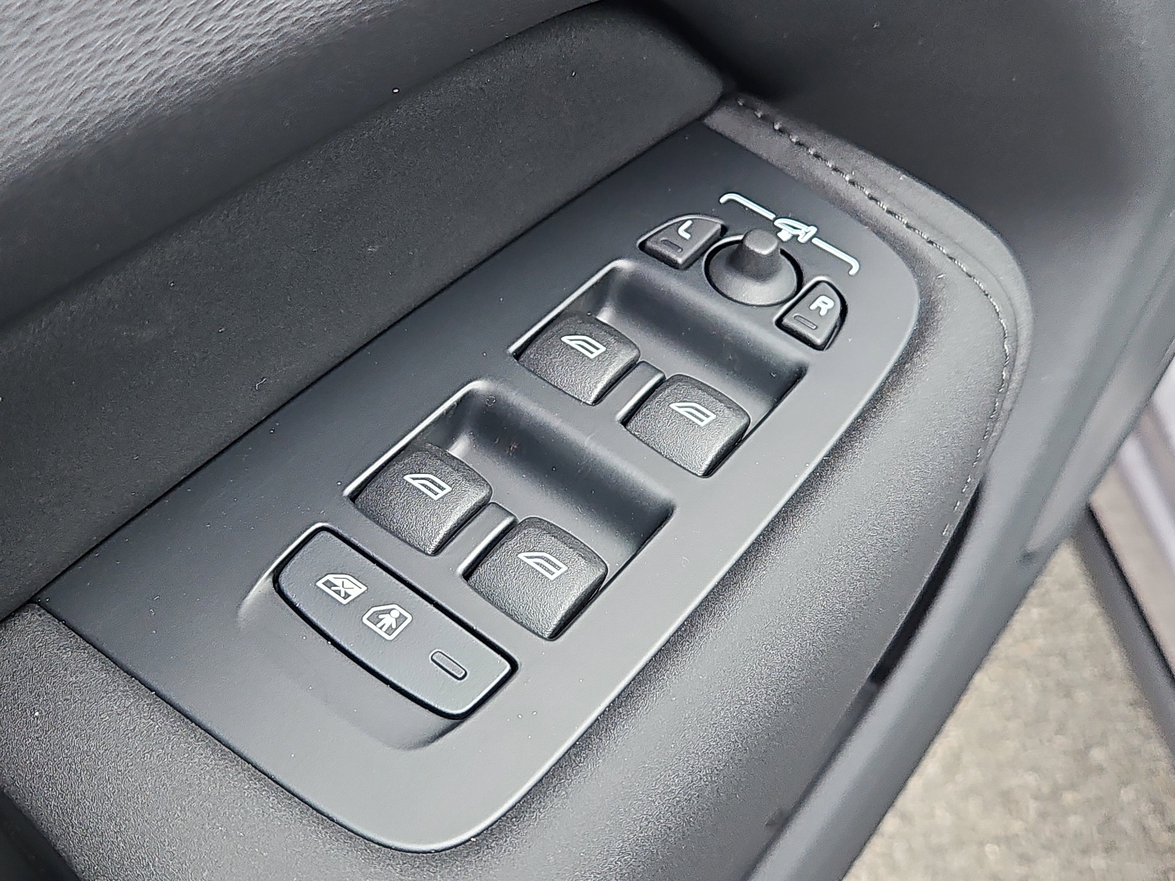 New 2026 Volvo XC60 B5 Plus w/ Protection Package Premier image 18