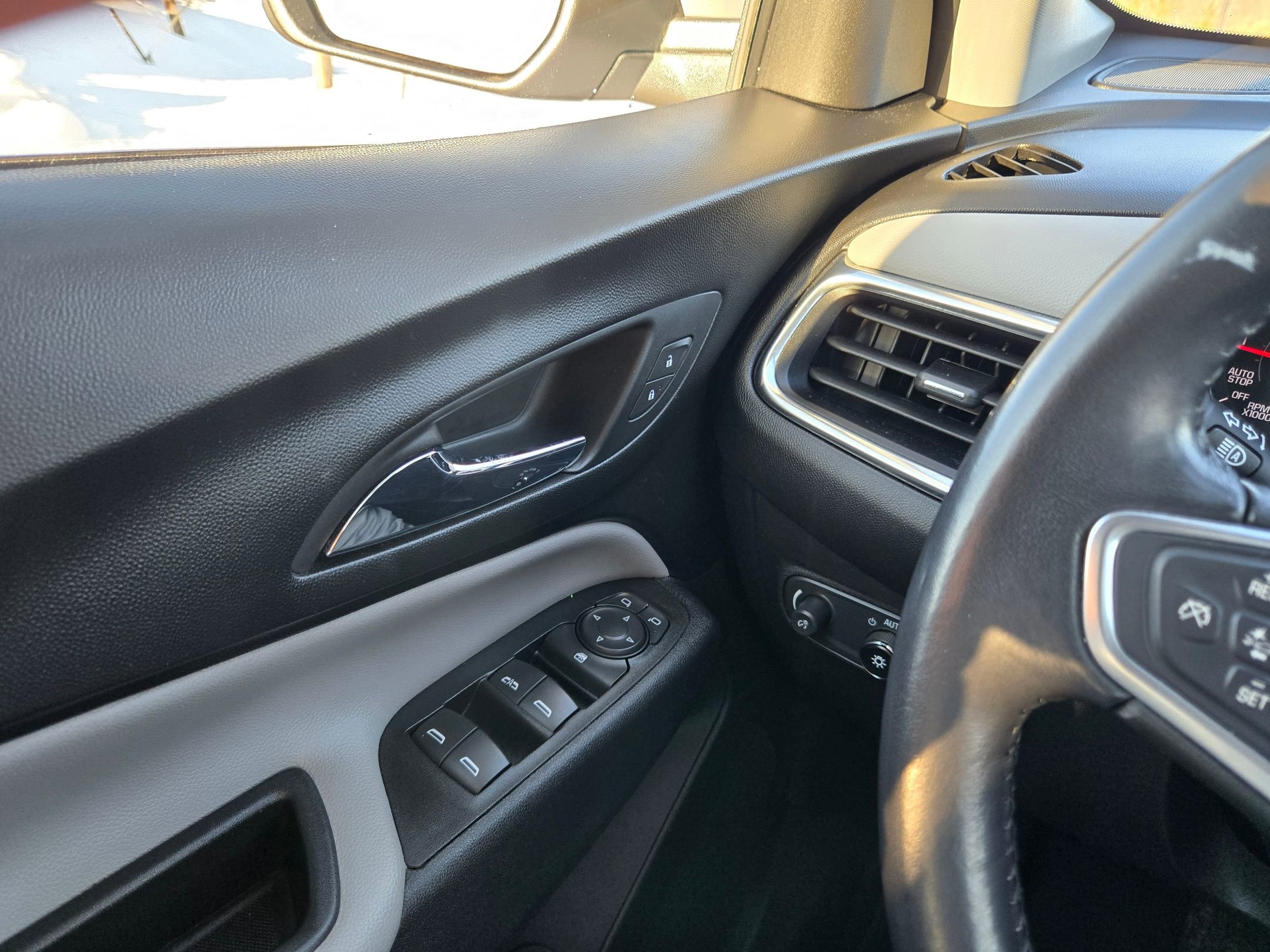 Used 2022 Chevrolet Equinox LT w/ Driver Convenience Package image 22