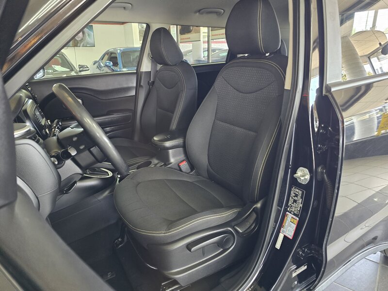 Used 2016 Kia Soul + FWD image 9