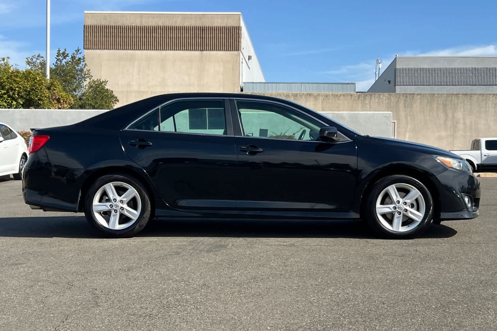Used 2012 Toyota Camry SE FWD image 6