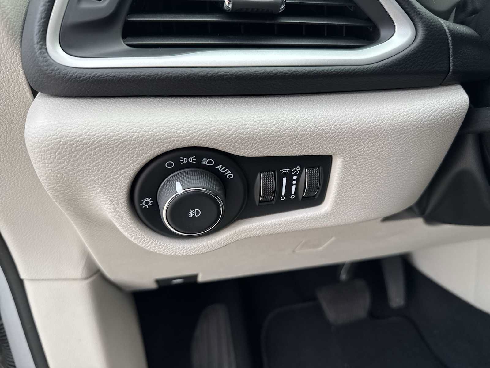 Used 2024 Chrysler Pacifica Touring-L FWD image 25