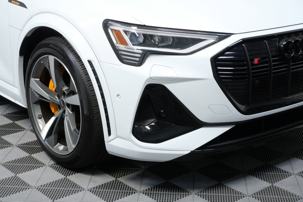 Certified 2022 Audi e-tron S Premium Plus w/ 21" Black Optic Package image 32