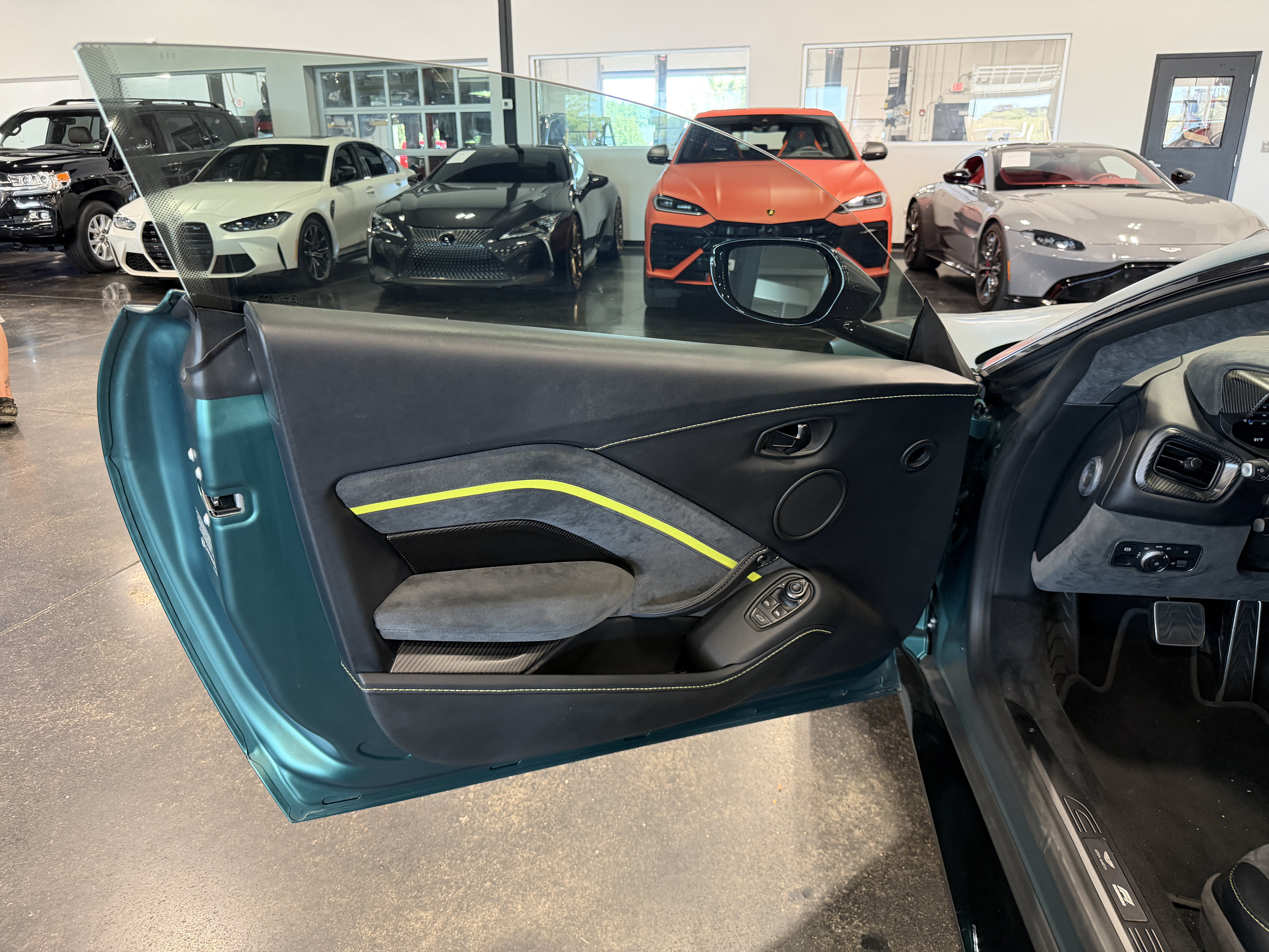 Used 2022 Aston Martin V8 Vantage Coupe RWD image 9