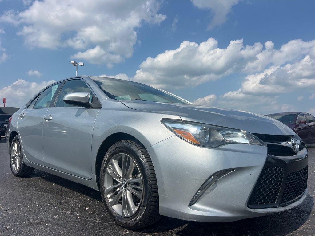 Used 2015 Toyota Camry SE FWD image 1