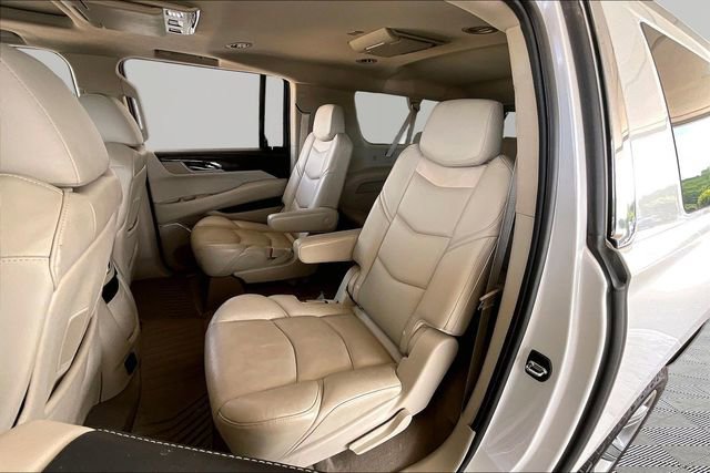 Used 2019 Cadillac Escalade ESV Luxury AWD/4WD image 16