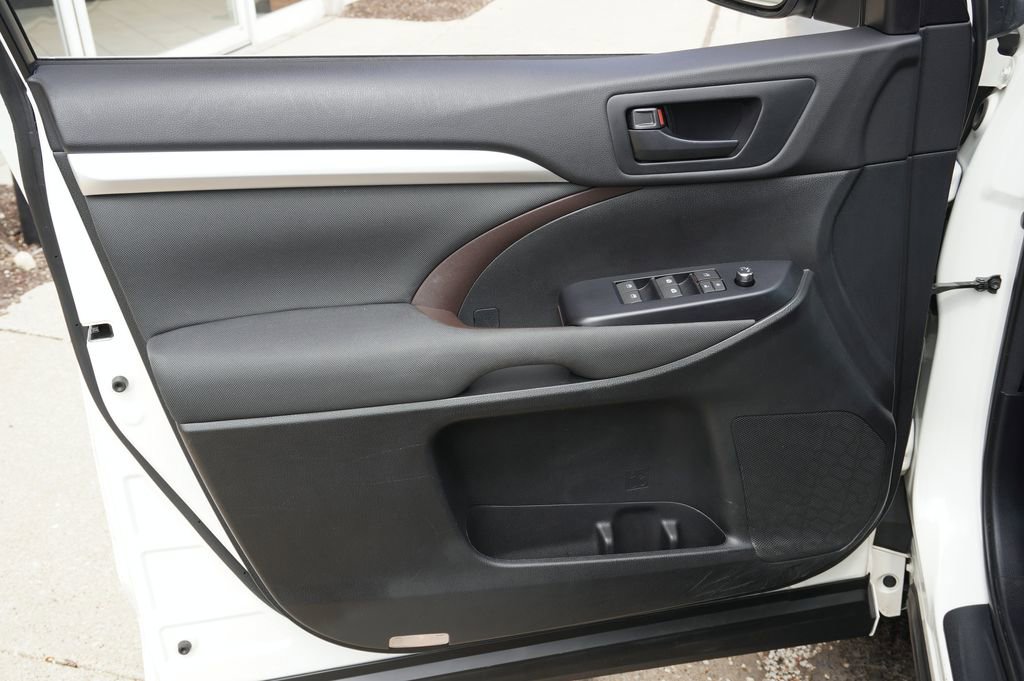 Used 2016 Toyota Highlander LE image 10