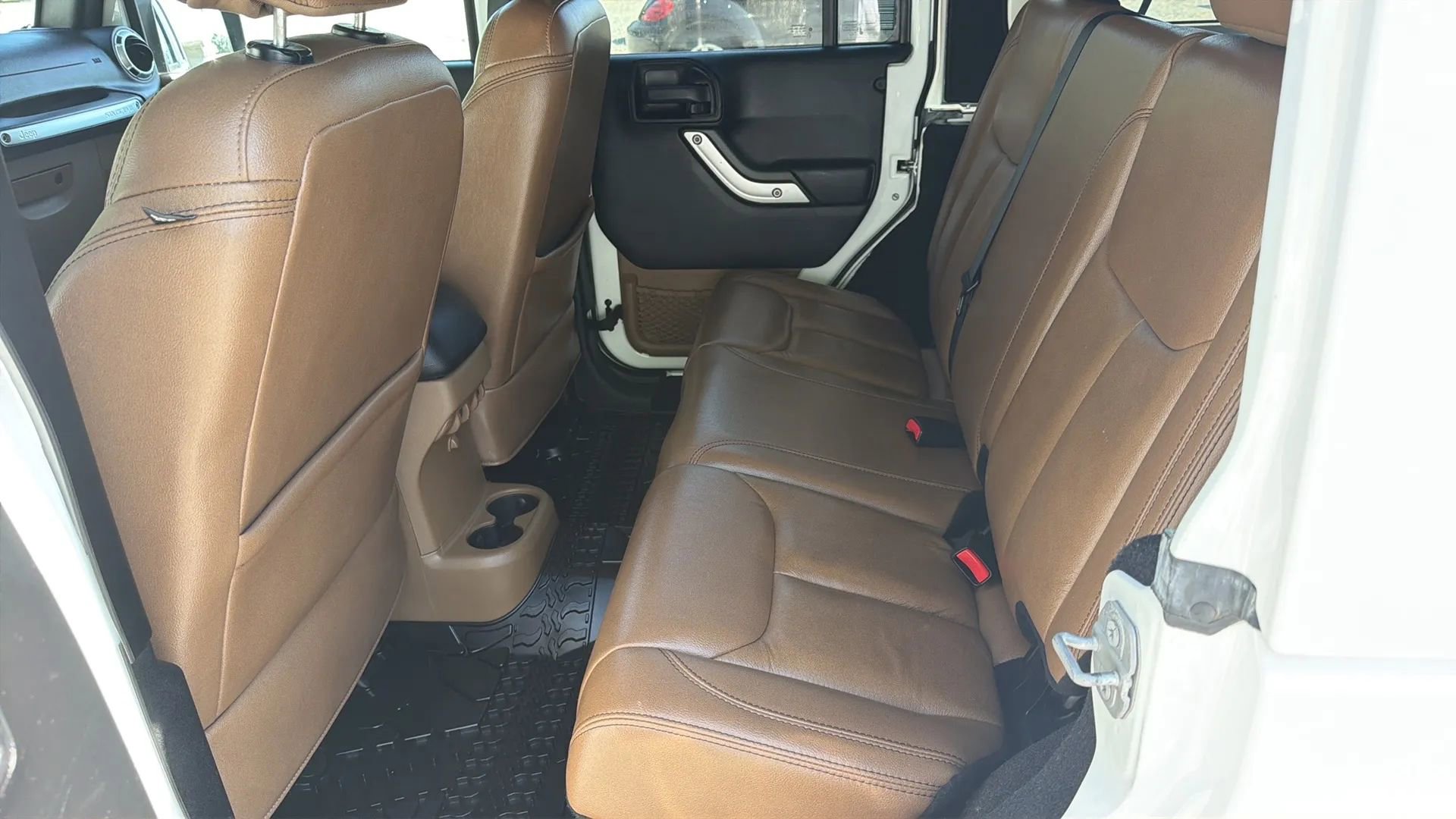 Used 2015 Jeep Wrangler Unlimited Sahara w/ Mopar Chrome Edition Group AWD/4WD image 27