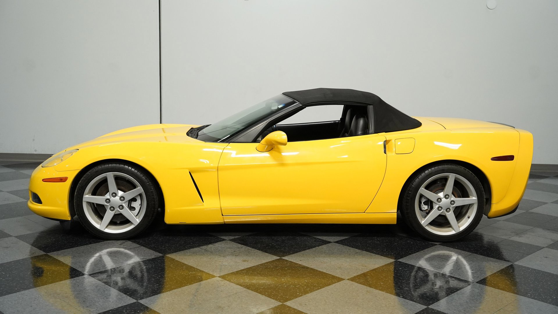 Used 2005 Chevrolet Corvette Convertible w/ Performance Handling Package image 2