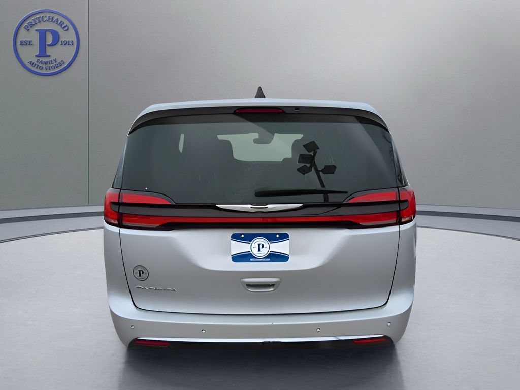 Used 2024 Chrysler Pacifica Touring-L FWD image 6