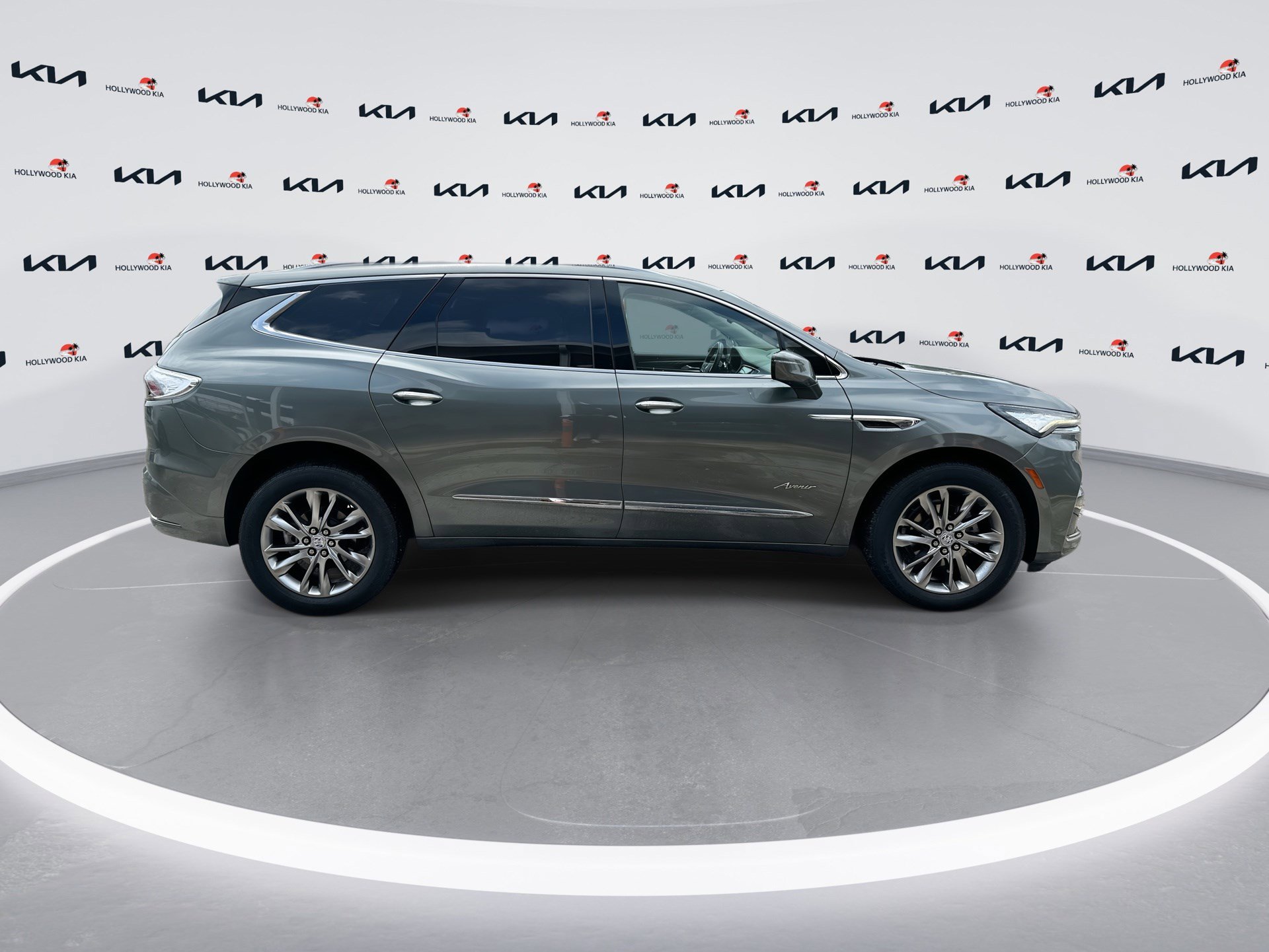 Used 2022 Buick Enclave Avenir w/ Avenir Technology Package AWD/4WD image 9