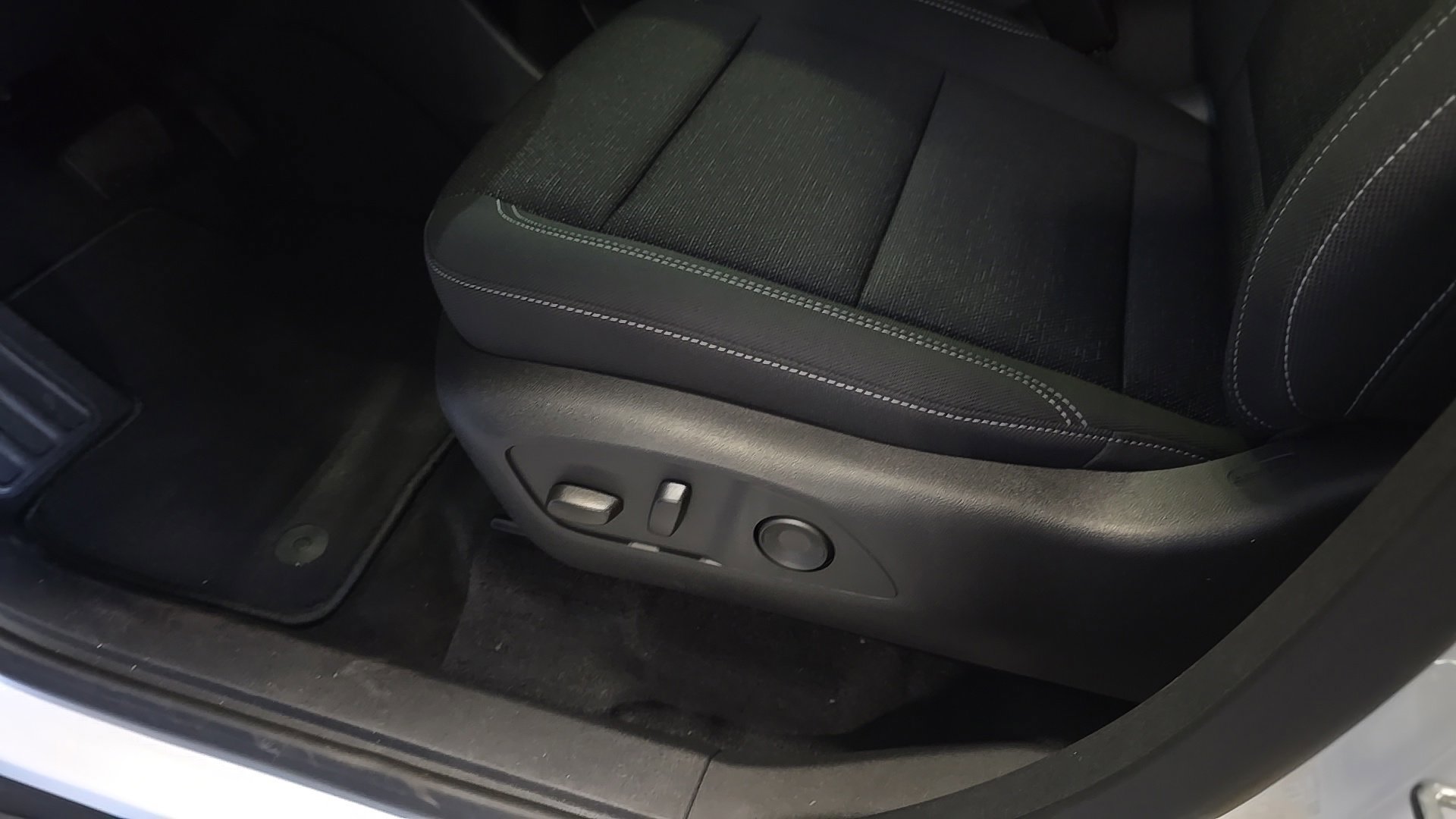 New 2026 Chevrolet Traverse LT w/ Sun and Wheel Package AWD/4WD image 19