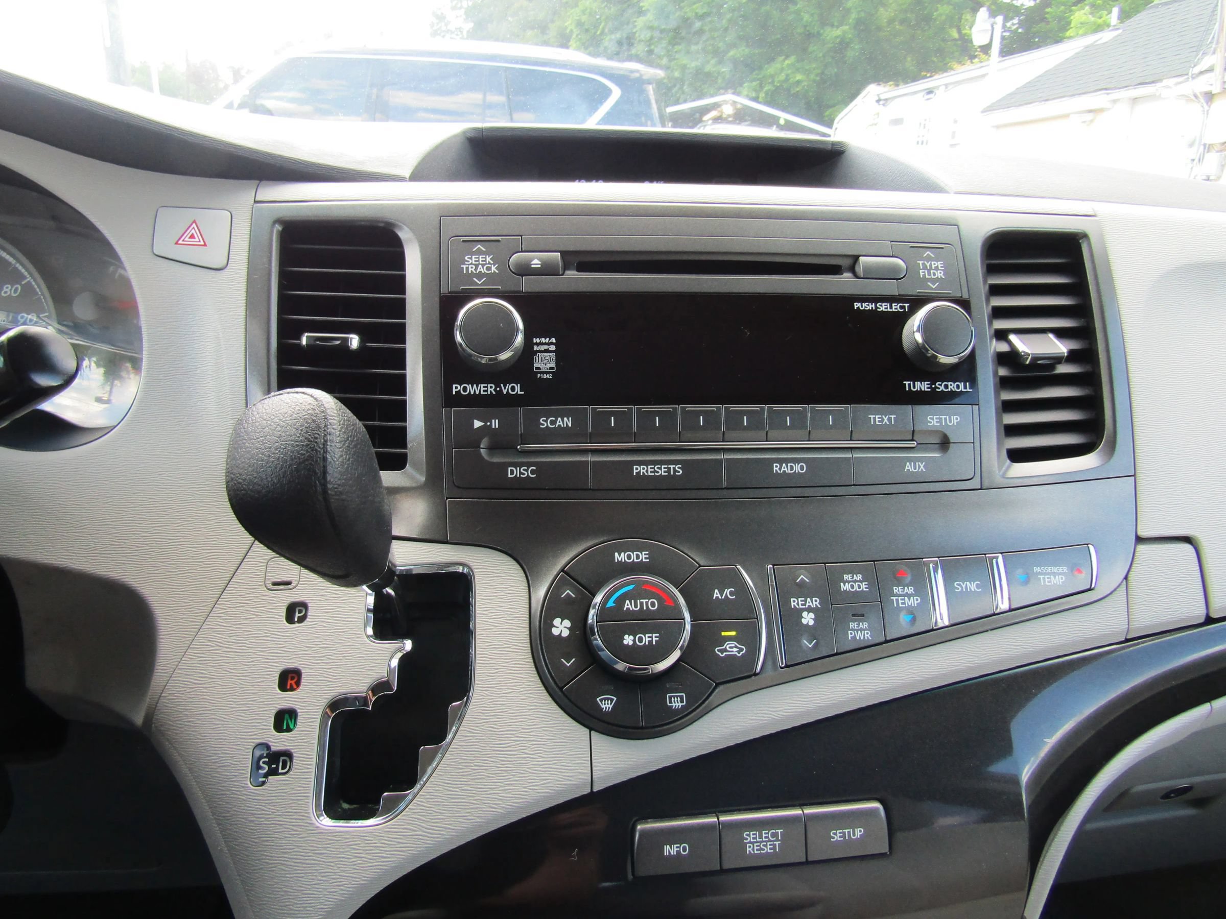 Used 2013 Toyota Sienna LE w/ Towing Pkg FWD image 27