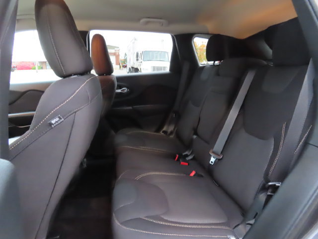 Used 2016 Jeep Cherokee Latitude w/ Comfort/Convenience Group AWD/4WD image 23
