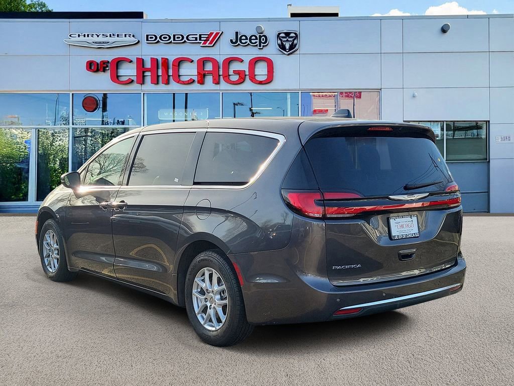 Used 2023 Chrysler Pacifica Touring-L FWD image 3