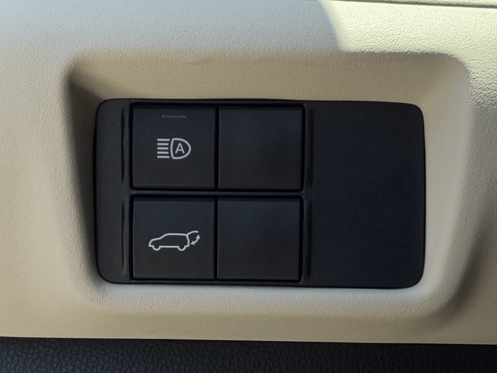 Used 2025 Toyota Highlander XLE AWD/4WD image 23