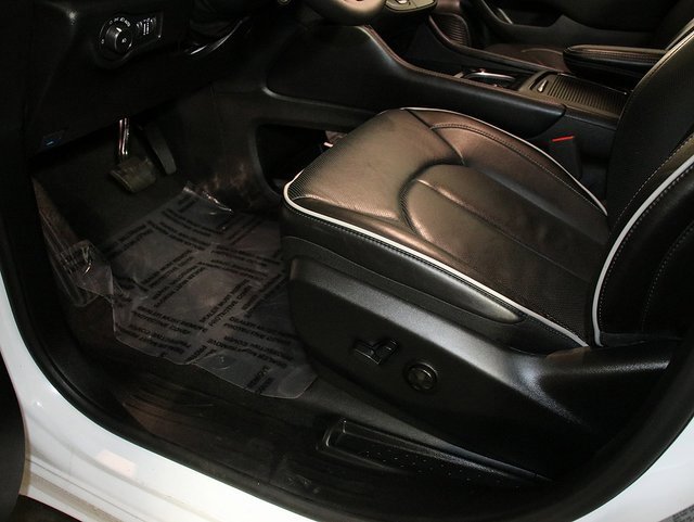 Used 2025 Chrysler Pacifica Limited image 25