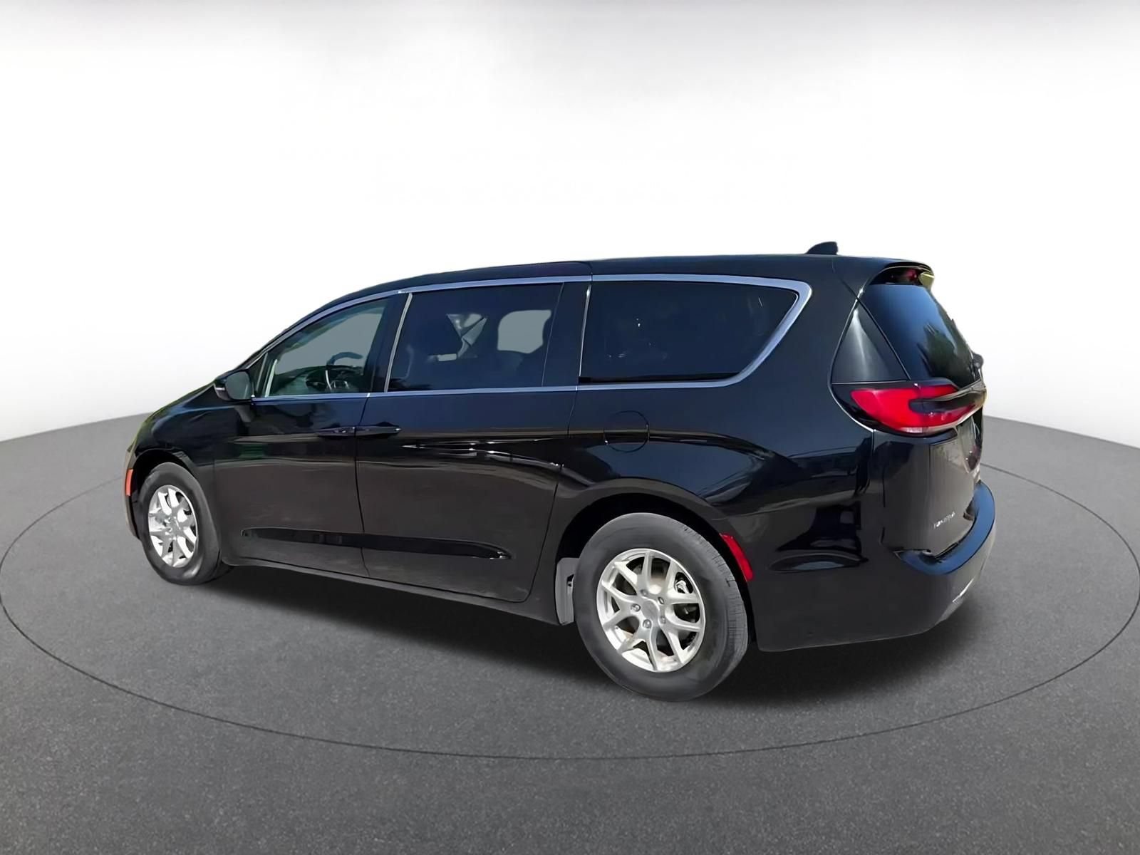 Used 2024 Chrysler Pacifica Touring-L FWD image 9