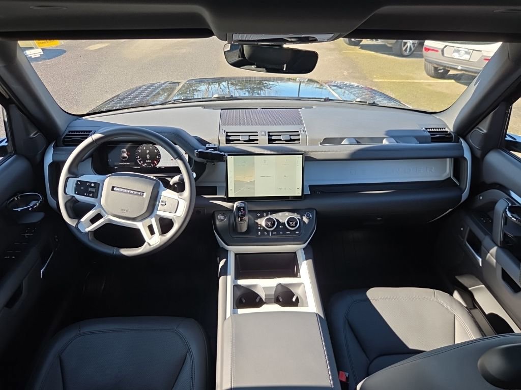 Used 2025 Land Rover Defender 110 X-Dynamic SE image 22