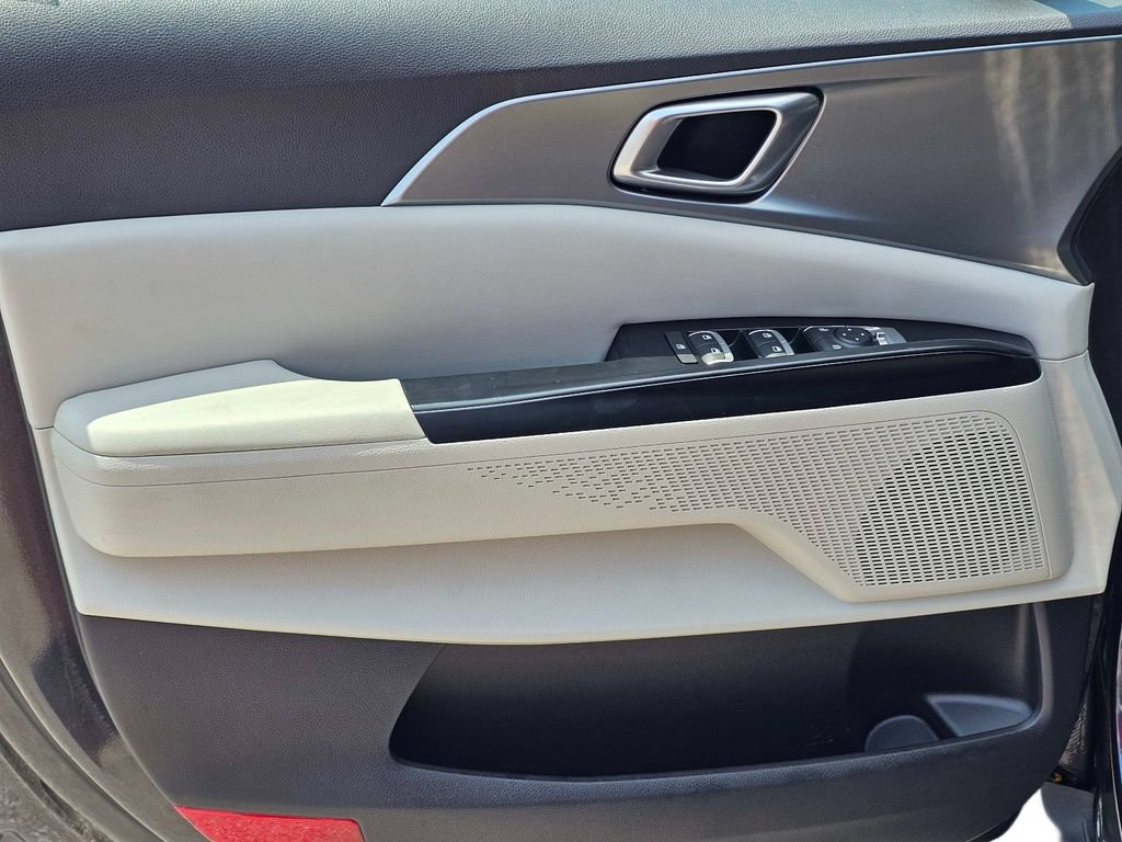 Certified 2023 Kia Carnival LX FWD image 16