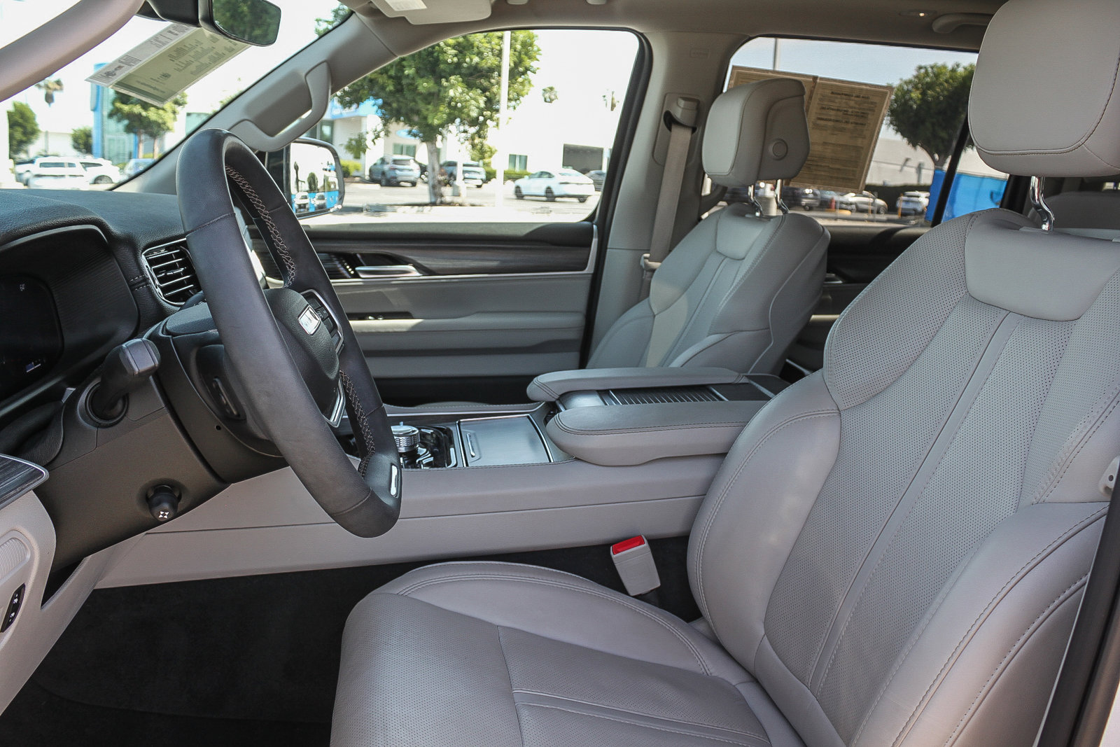 Used 2023 Jeep Wagoneer L Series III w/ Premium Group I image 19