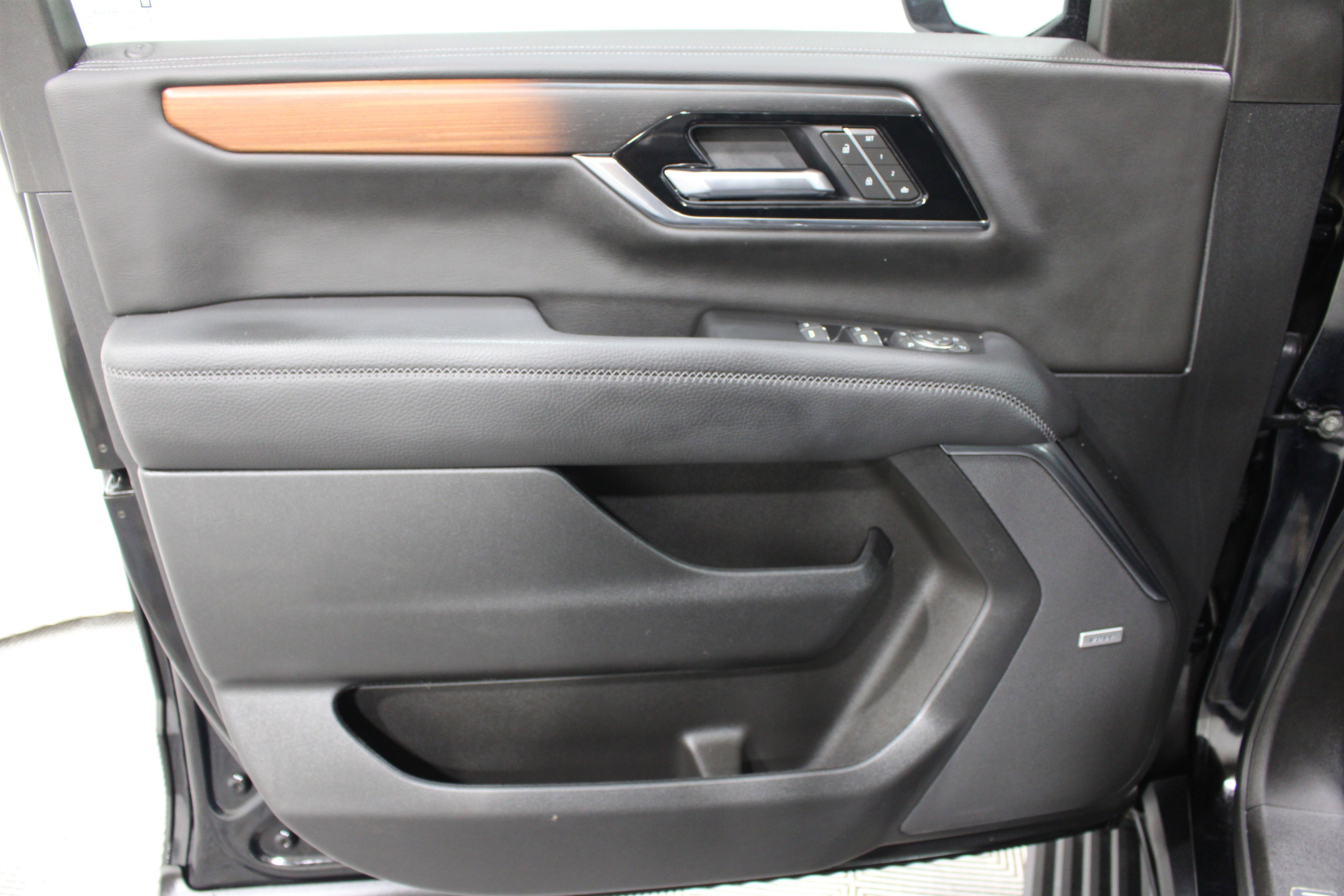 Used 2025 GMC Yukon Denali w/ Denali Reserve Package image 7