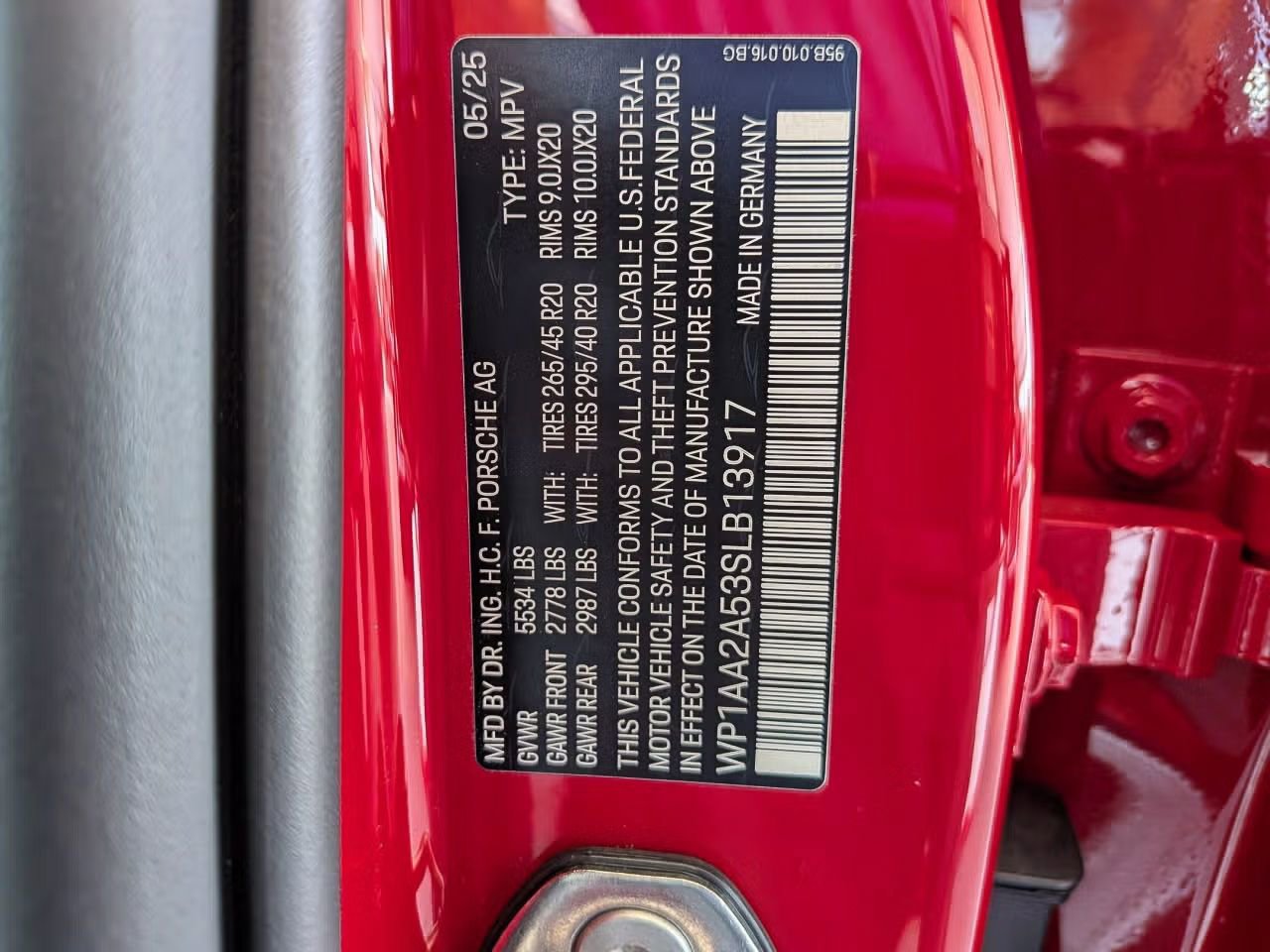 Certified 2025 Porsche Macan AWD/4WD image 30