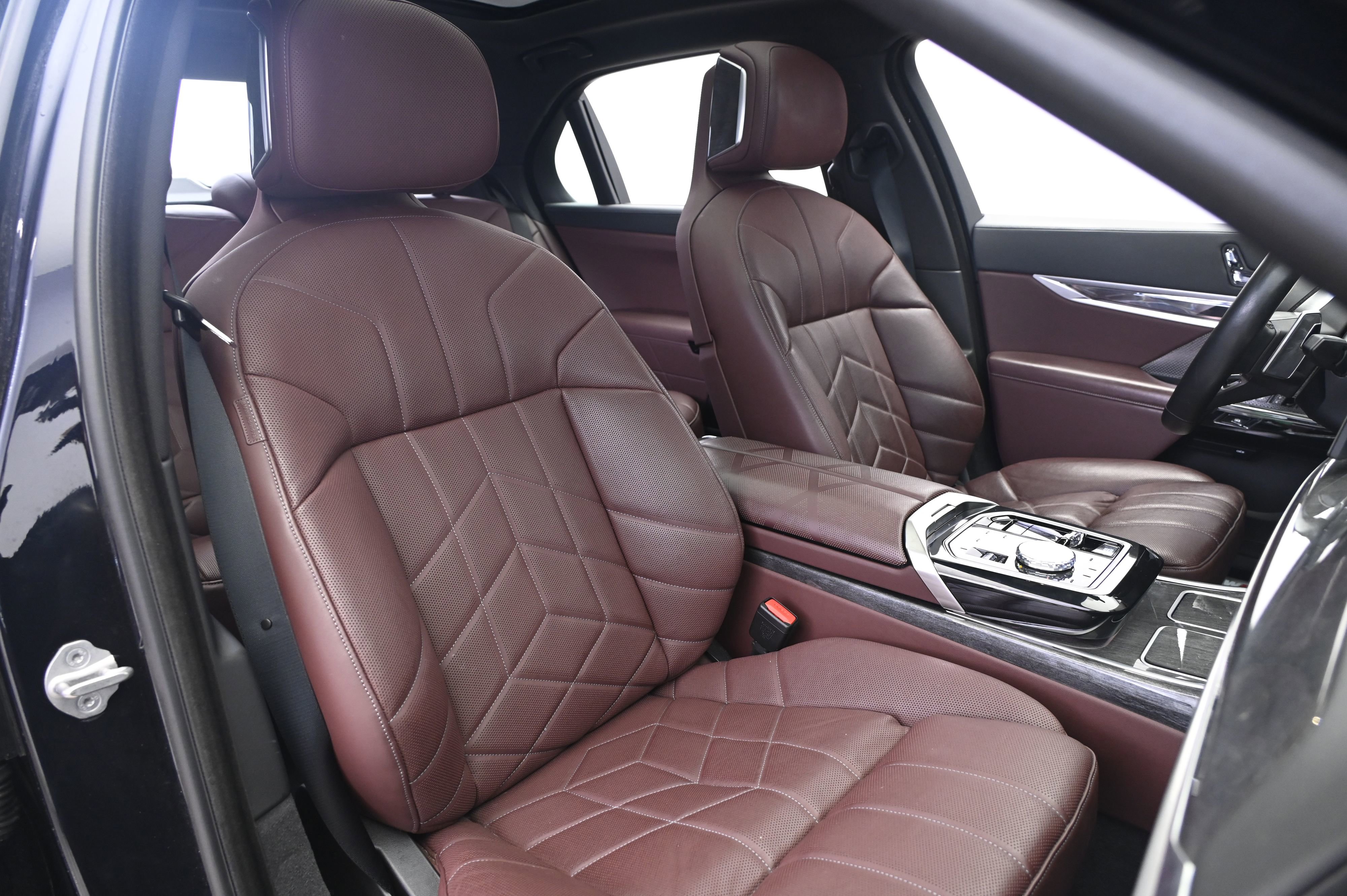 Used 2023 BMW 760i xDrive AWD/4WD image 25