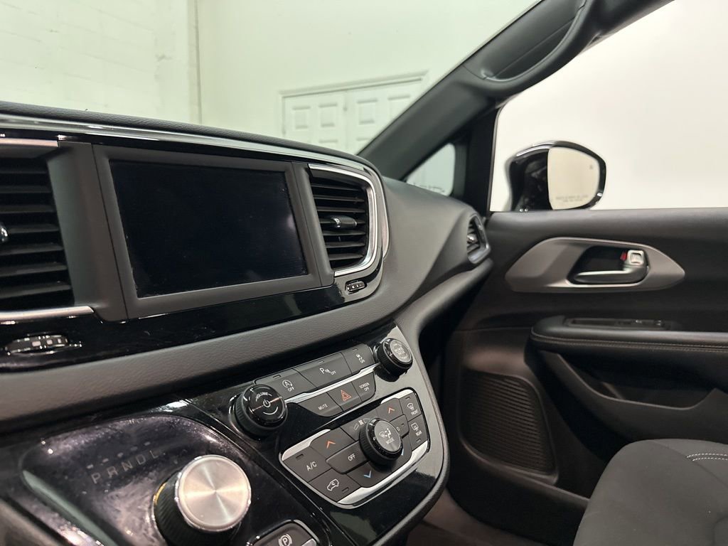 Used 2018 Chrysler Pacifica Touring Plus w/ S Appearance Package image 32