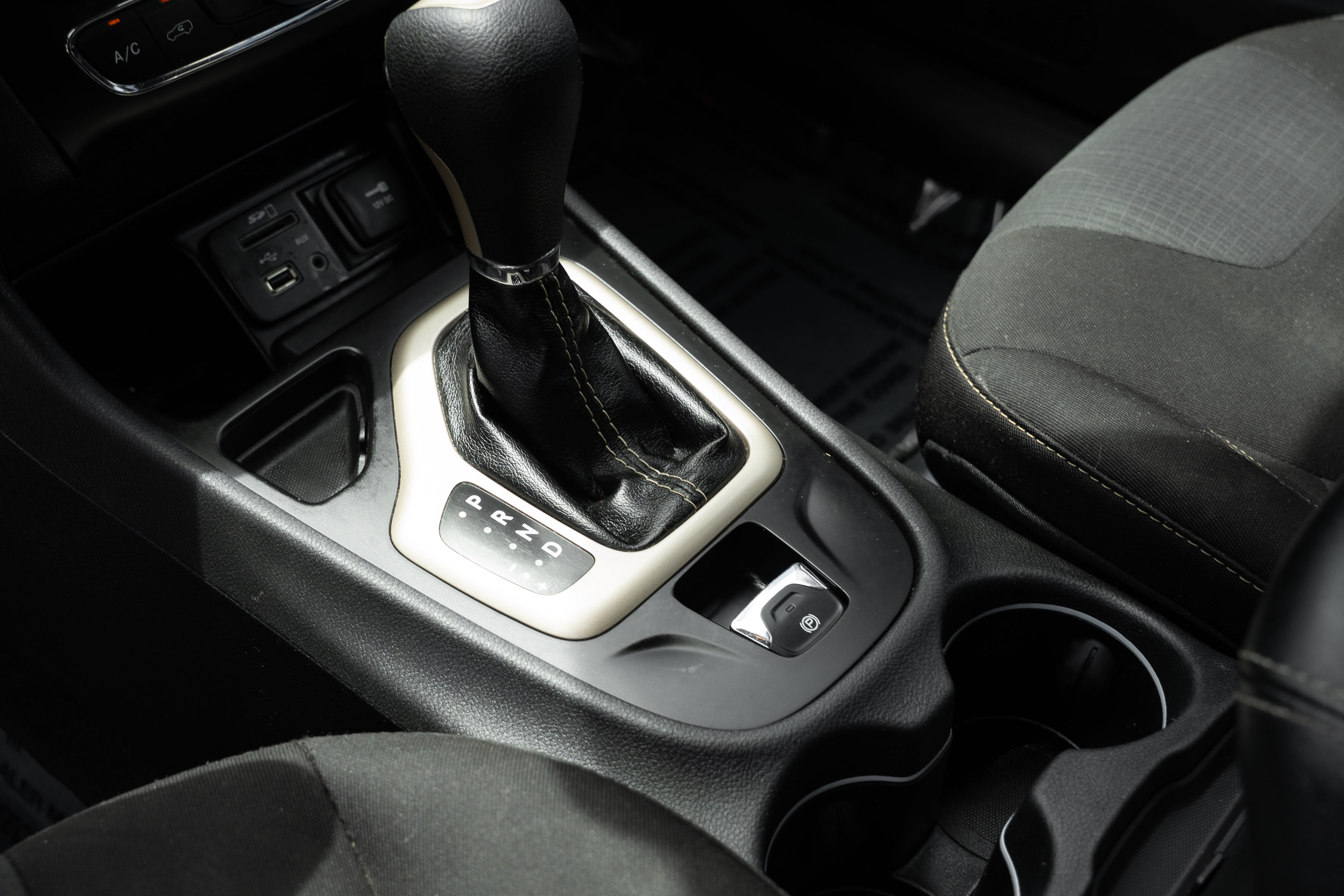 Used 2016 Jeep Cherokee Latitude w/ Cold Weather Group FWD image 17