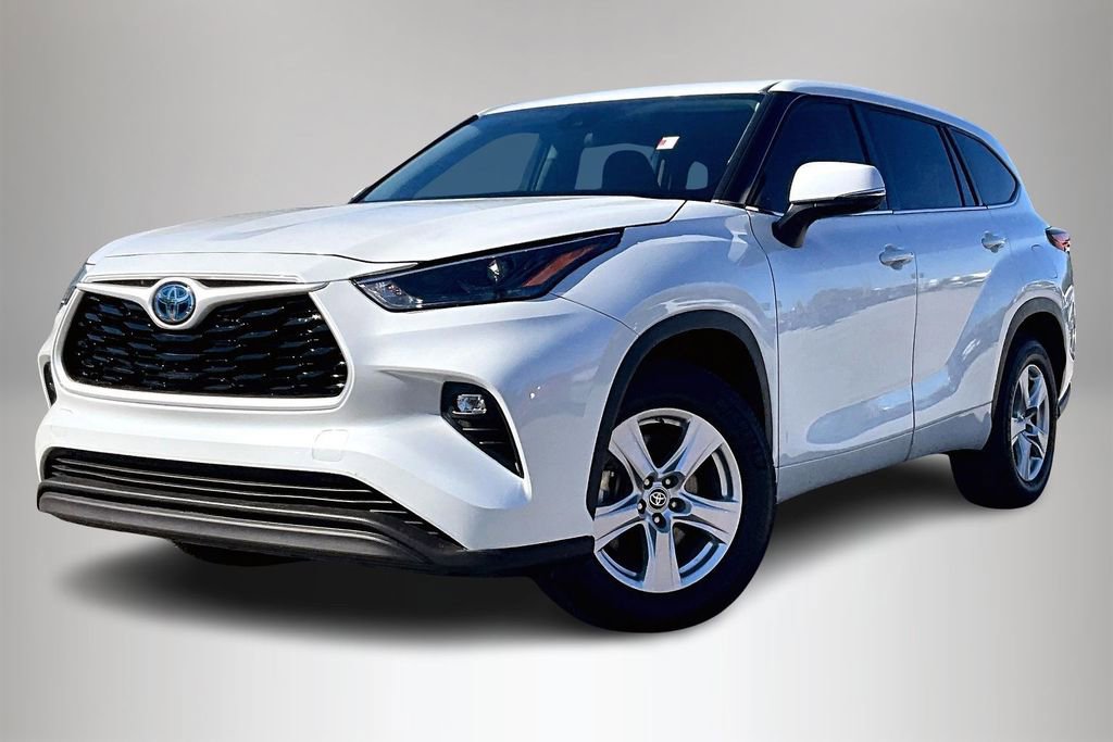 Used 2022 Toyota Highlander LE image 2