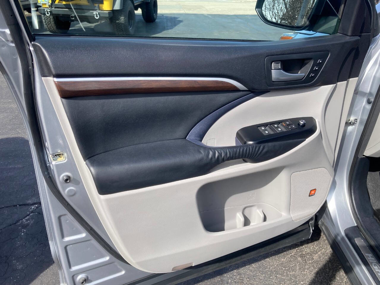 Used 2015 Toyota Highlander Limited image 8