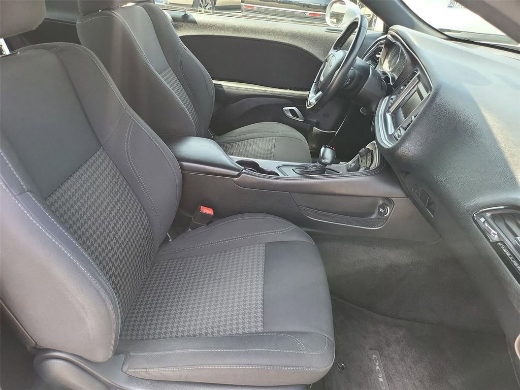 Used 2016 Dodge Challenger R/T RWD image 17
