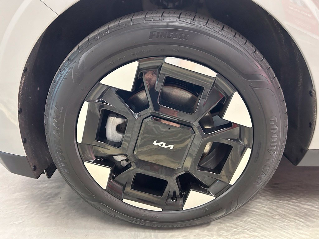 Used 2025 Kia Carnival EX FWD image 30