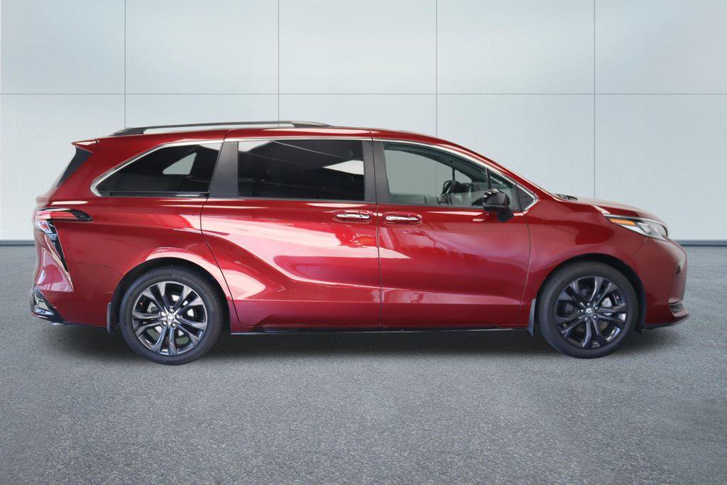 Used 2023 Toyota Sienna XSE w/ XSE Plus Package FWD image 9