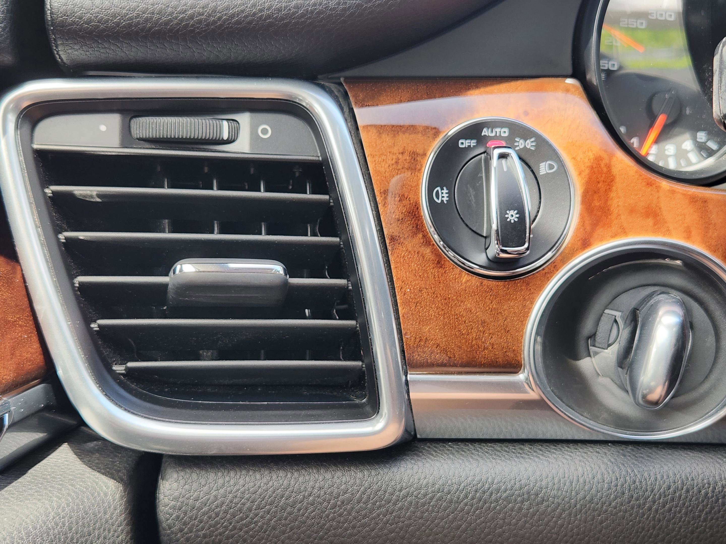 Used 2015 Porsche Panamera S image 15