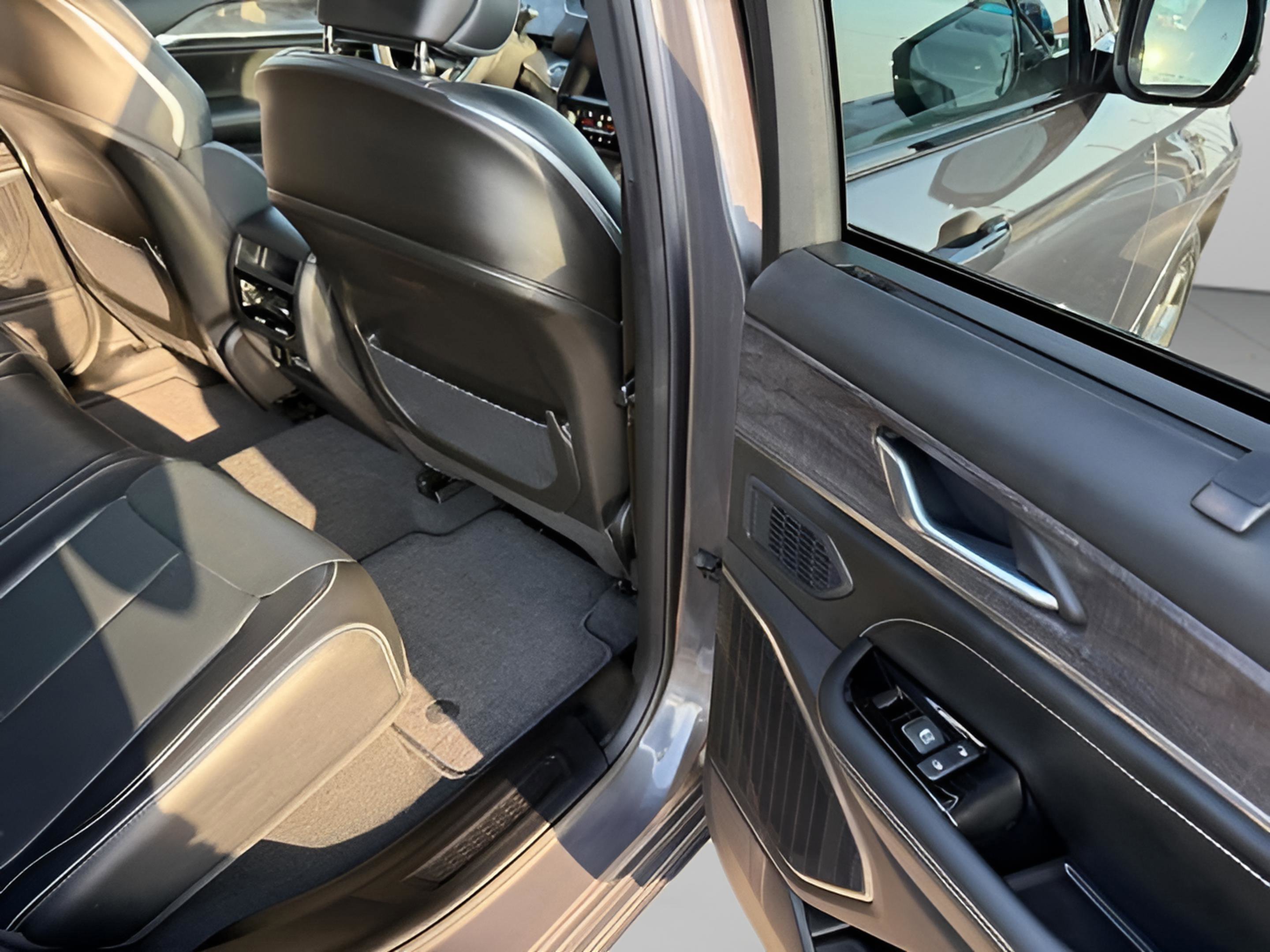 Certified 2025 Jeep Grand Cherokee Overland w/ Luxury Tech Group IV image 11