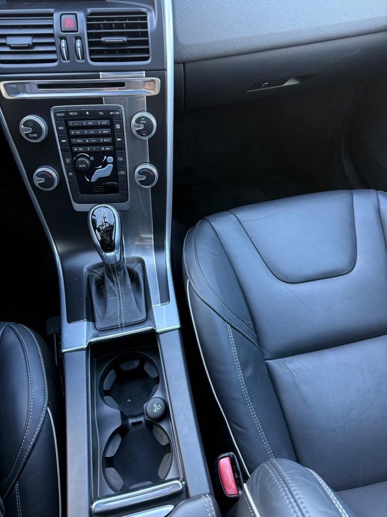 Used 2016 Volvo XC60 T6 R-Design image 25