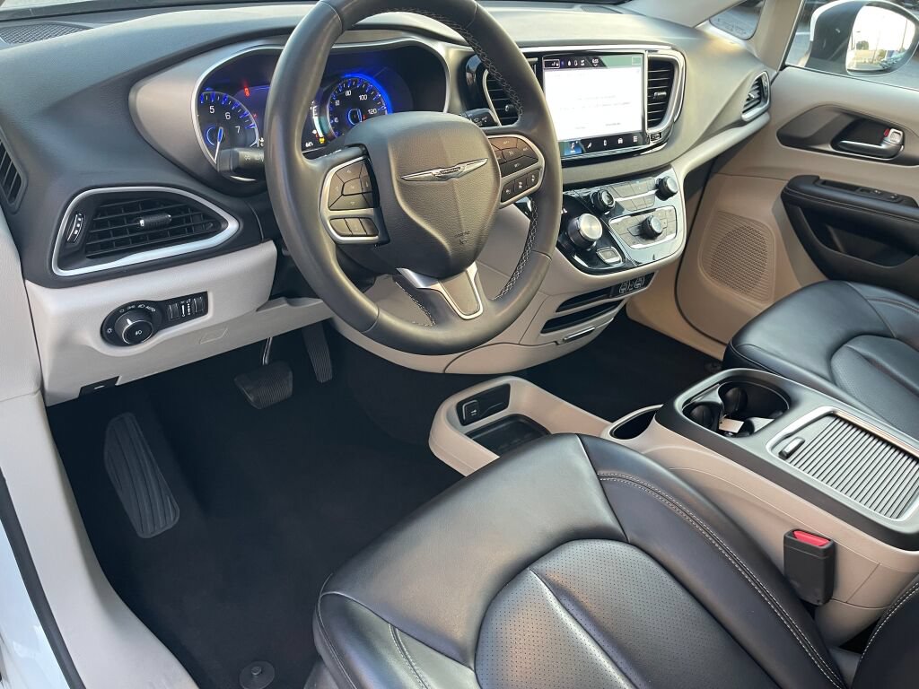 Used 2023 Chrysler Pacifica Touring-L FWD image 5