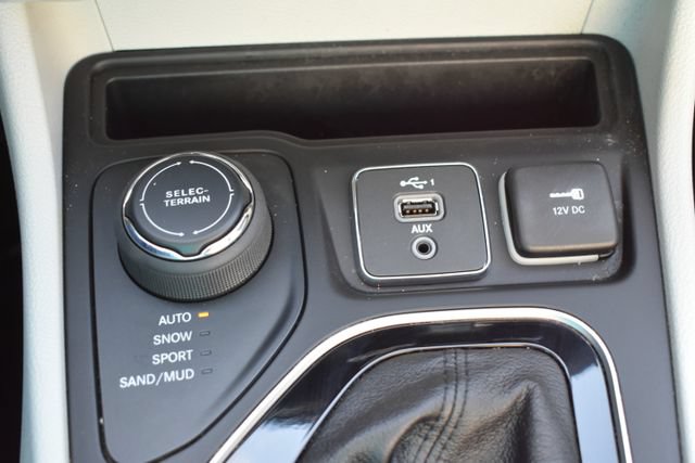 Used 2021 Jeep Cherokee Limited w/ Sun & Sound Group AWD/4WD image 32